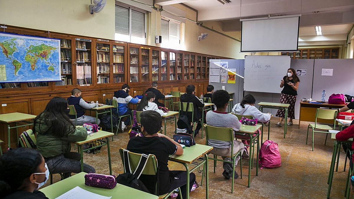 Estudiantes de Secundaria en un aula habilitada este curso para dar clases.