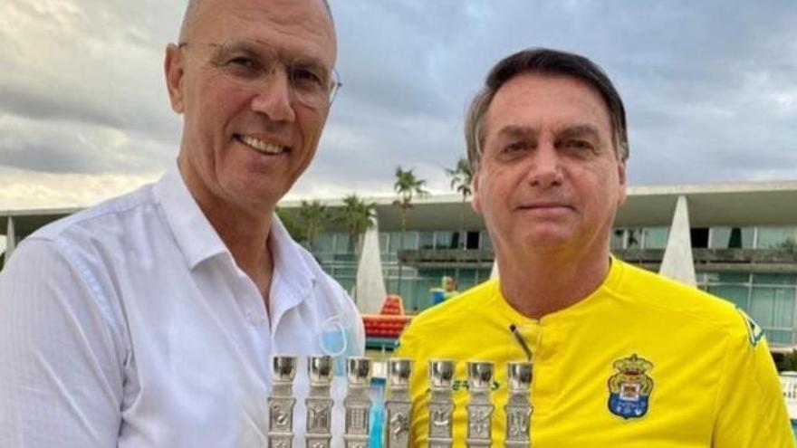 Bolsonaro con la camiseta de la UD Las Palmas, junto al embajador de Israel en Brasil, Yossi Shelley.