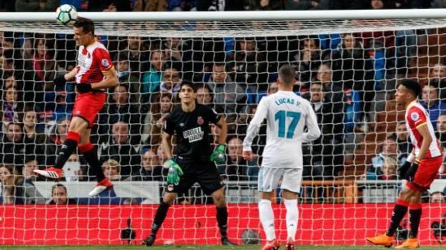 Bernardo, rebutjant de cap una pilota en defensa durant el Madrid-Girona de diumenge.