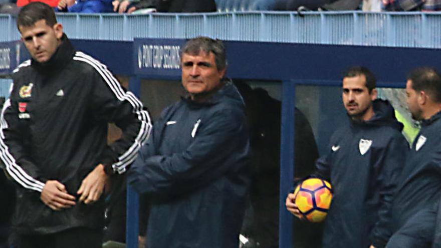 Juande Ramos, en el banquillo, de pie.