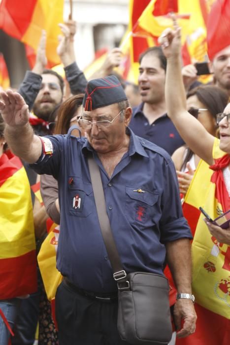 Caravana de vehículos con banderas españolas en València