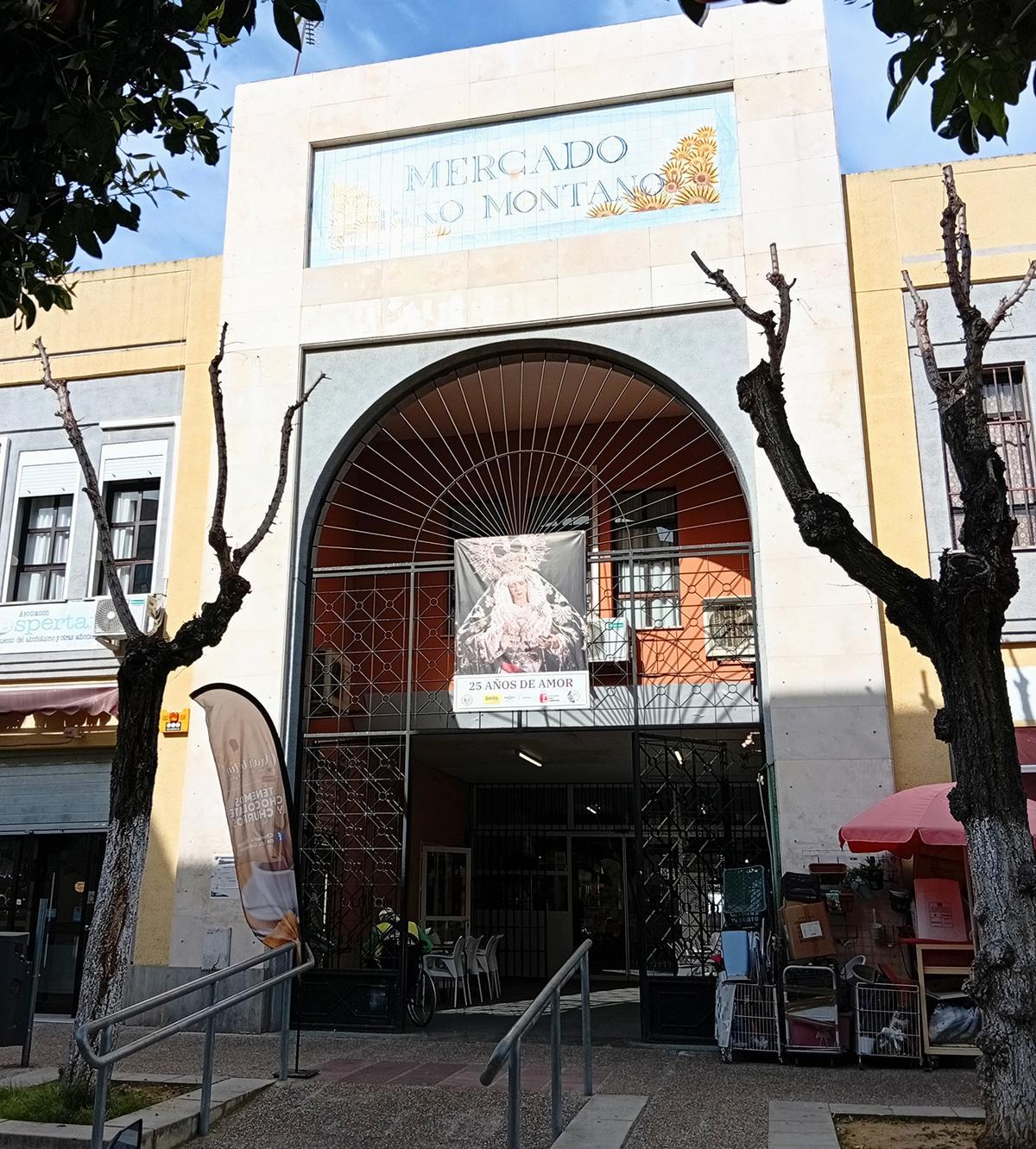 Entrada a la Plaza Pino Montano