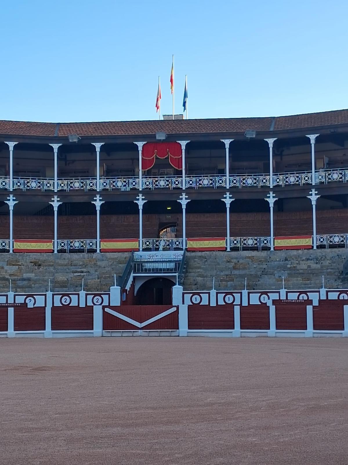 La plaza de El Bibio, con las banderas de España, Asturias y Gijón ya colgadas.