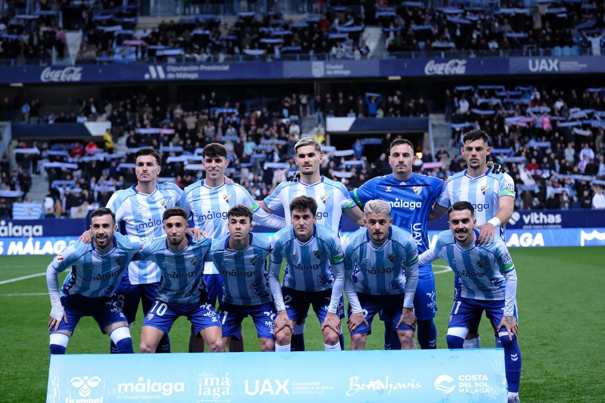 Alineación del Málaga CF frente a la Cultura Leonesa en La Rosaleda.