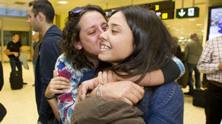 Laura y su hermana se abrazan, tras horas de mucha preocupación.