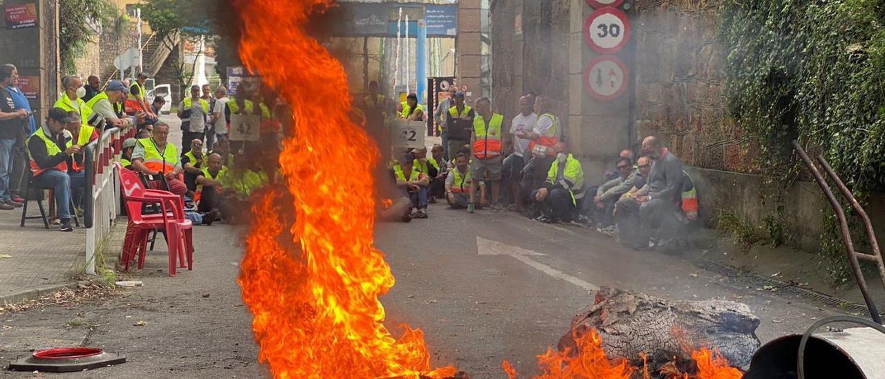 Una barricada ardiendo en el décimo octavo día de huelga en Saint-Gobain.