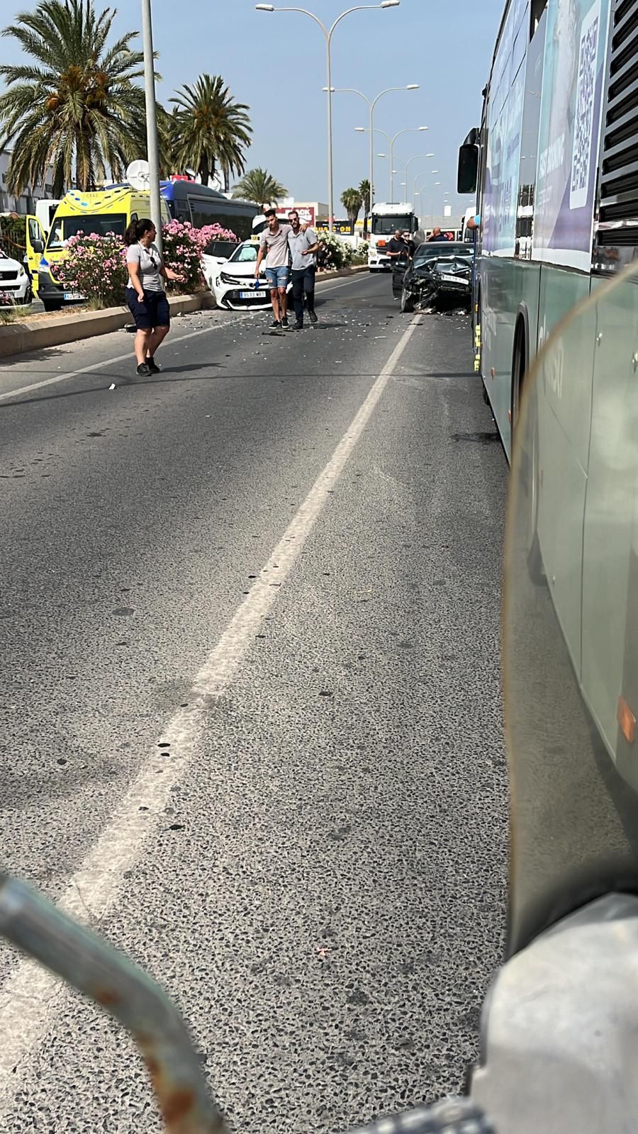 Un conductor adelanta a una furgoneta en línea continua y choca contra un taxi