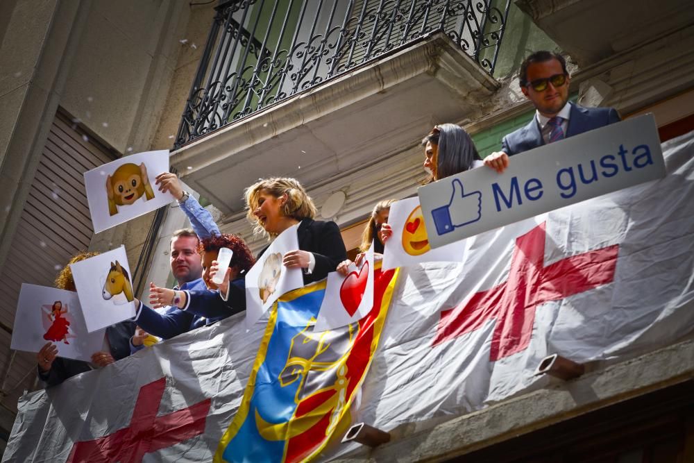 Los representantes de las 28 filaes recorren el centro de la ciudad para anunciar la llegada de los Moros y Cristianos ante miles de personas