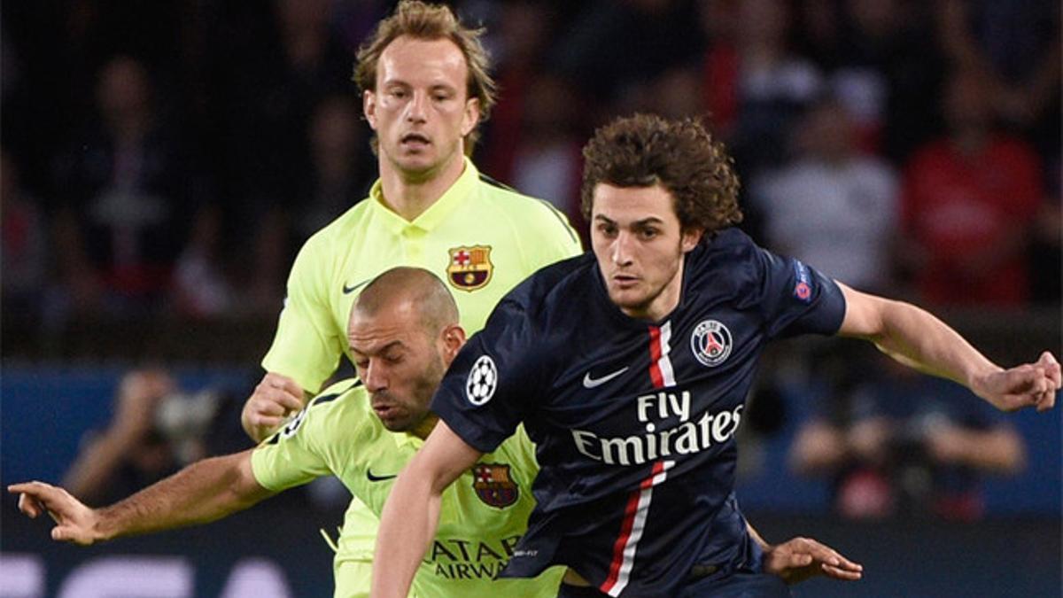 Mascherano y Rakitic con Rabiot en el PSG-Barça de los cuartos de la Champions 2014-15