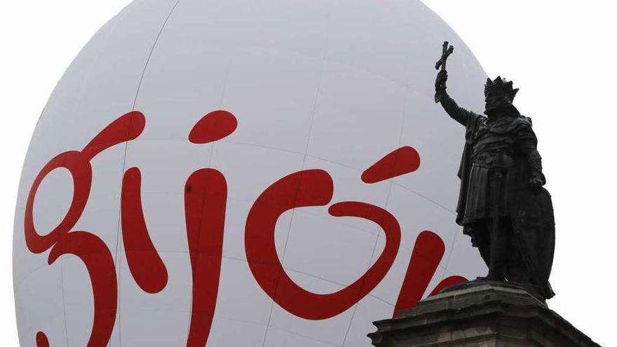 El globo, junto a la estatua de Pelayo.