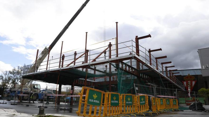 El stand de Caja rural toma altura. Estado de las obras del futuro stand de Caja Rural en la Feria de Muestras.  | ÁNGEL GONZÁLEZ