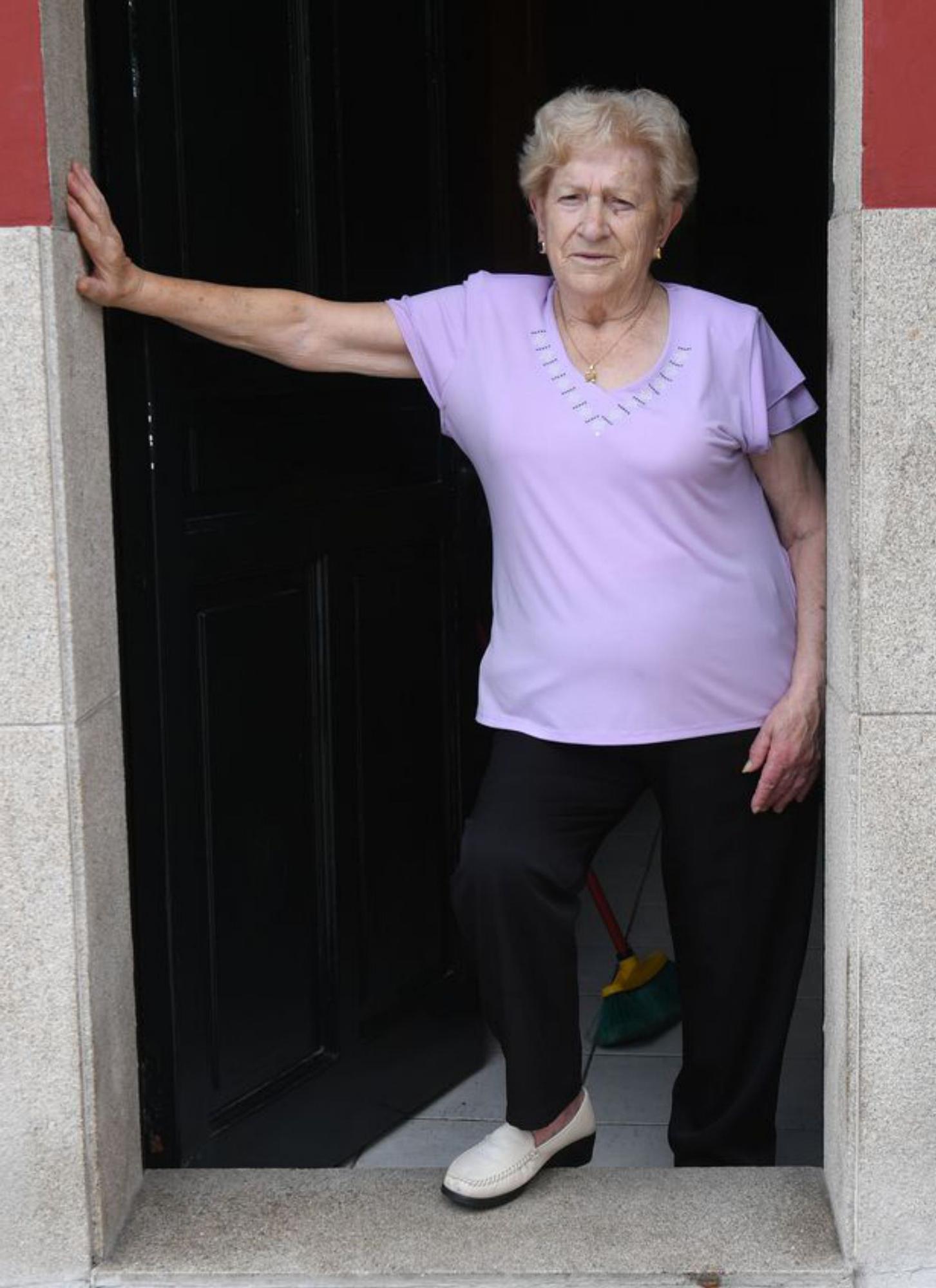 María Sánchez, en la puerta de su casa, en la calle Río.