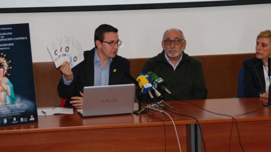 Presentación de la misa esta mañana de martes en los salones parroquiales/FOTO JAVIER FERNÁNDEZ