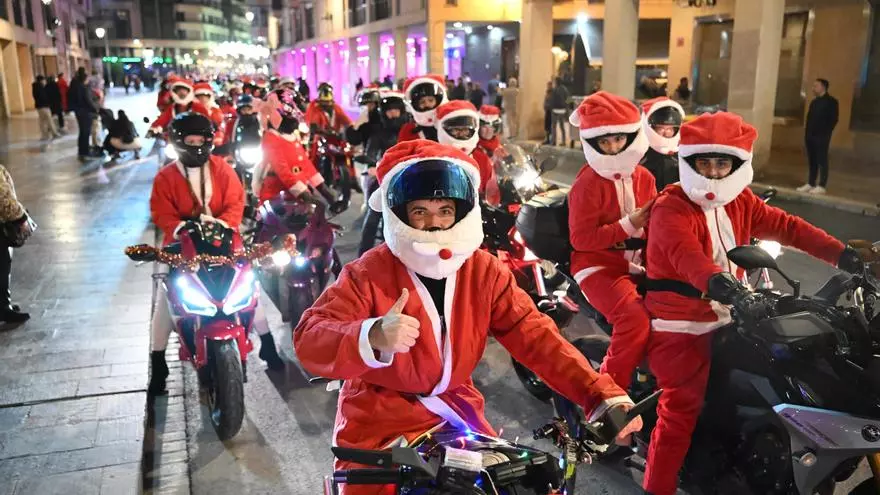 Multitudinaria "Papanoelada" motera por las calles de Elche