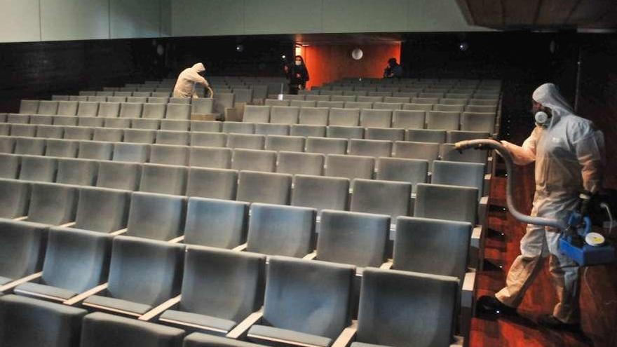 Limpieza en el interior del Auditorio de A Illa de Arousa. // I. Abella