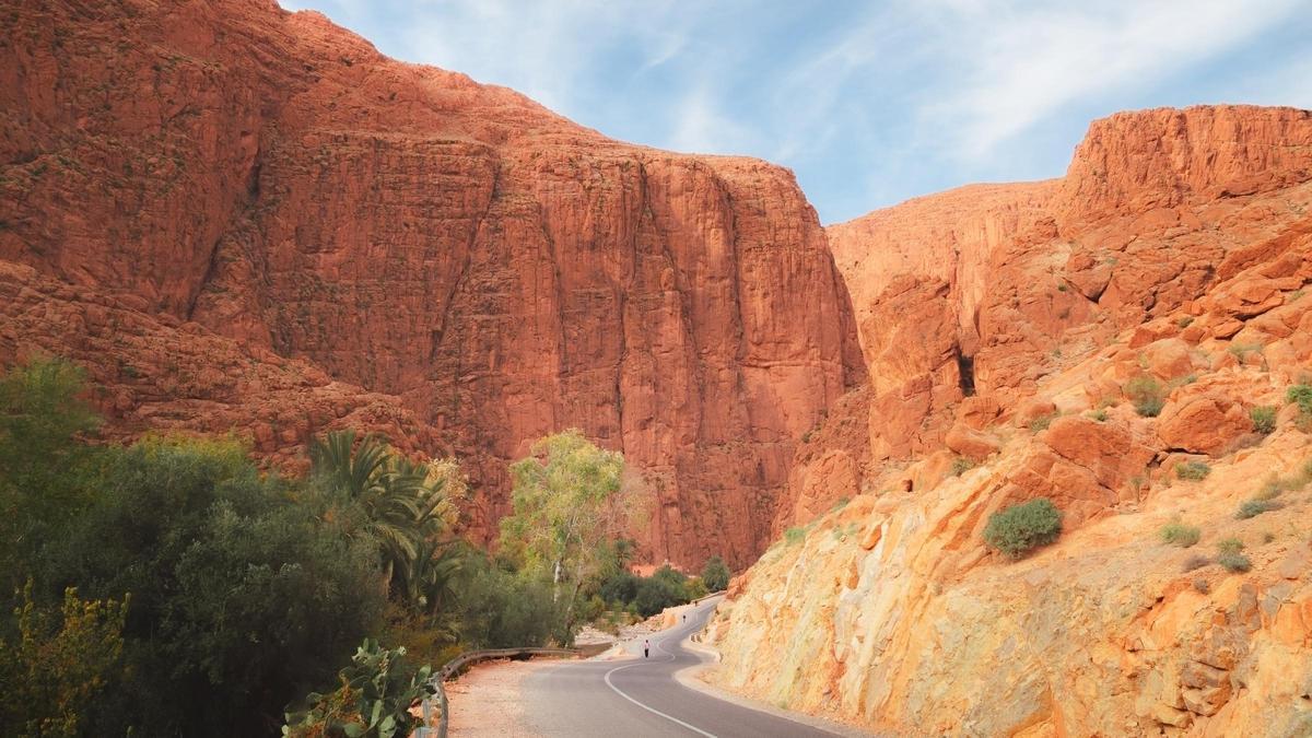 Una carretera sinuosa y vacía en las montañas del Alto Atlas oriental en Marruecos