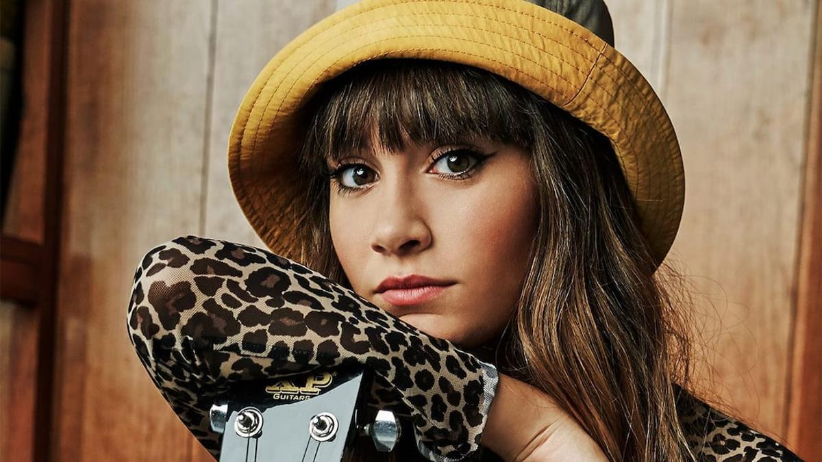 Aitana Ocaña con top animal pint, pantalón de pana y gorro de pescador