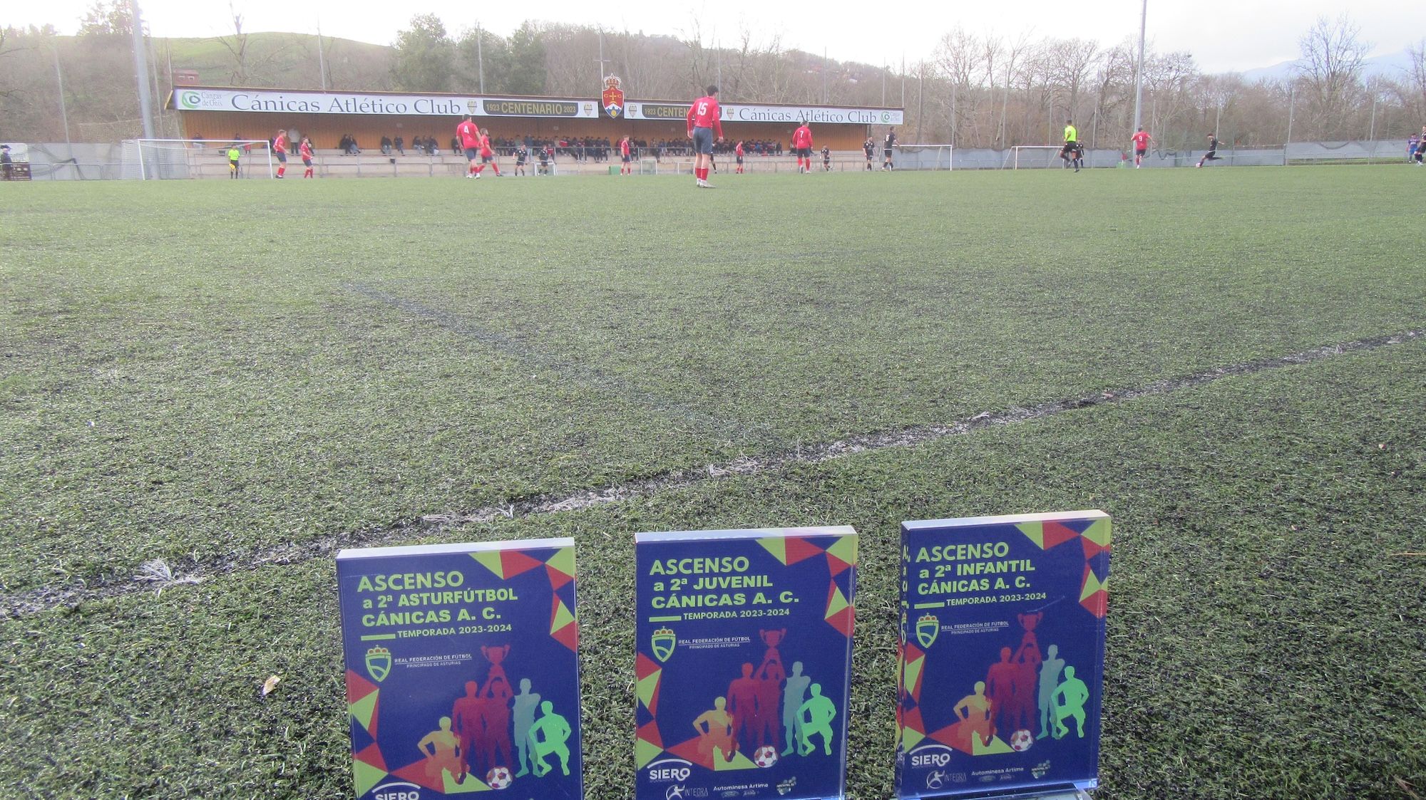 Los equipos regional, juvenil e infantil del Cánicas AC brindan sus trofeos a la afición