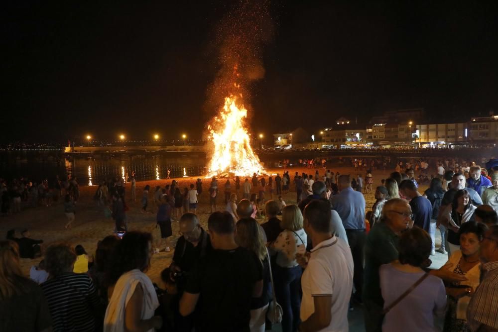 Cientos de personas acuden un año más al arenal de Nigrán para celebrar el inicio del verano entre fuego y diversión.