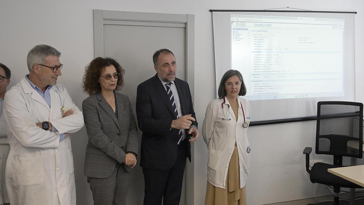 El conselleiro de Sanidade en funciones, Julio García Comesaña (segundo por la derecha), durante una visita al centro de salud de O Ventorrillo, en A Coruña este lunes 1 de abril de 2024.