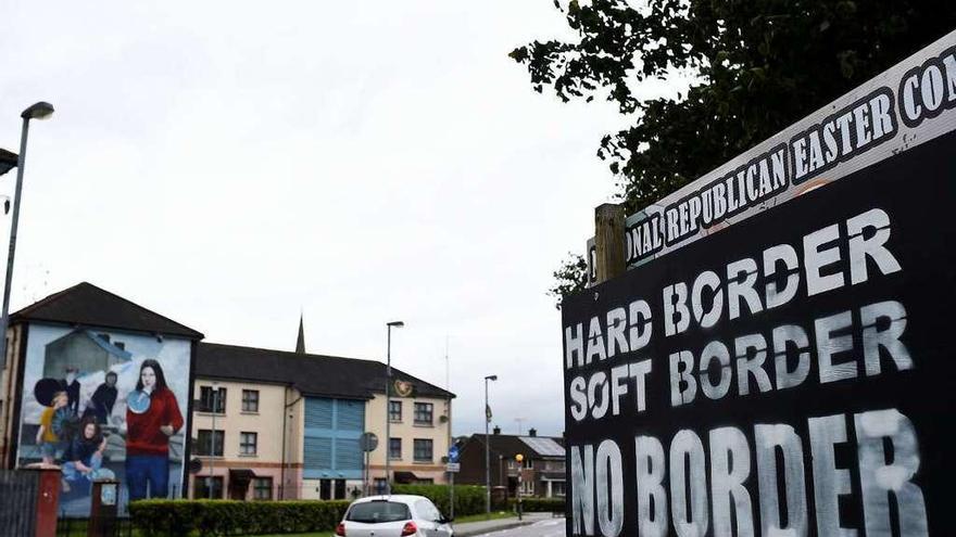 Cartel en la norirlandesa Londonderry que pide mantener la ausencia de fronteras en la isla. // Reuters