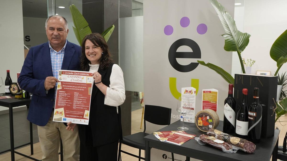 Julián Martín y Liliana Fernández, presidente y gerente de la Ruta del Vino Arribes durante la presentación de las jornads gastronómicas