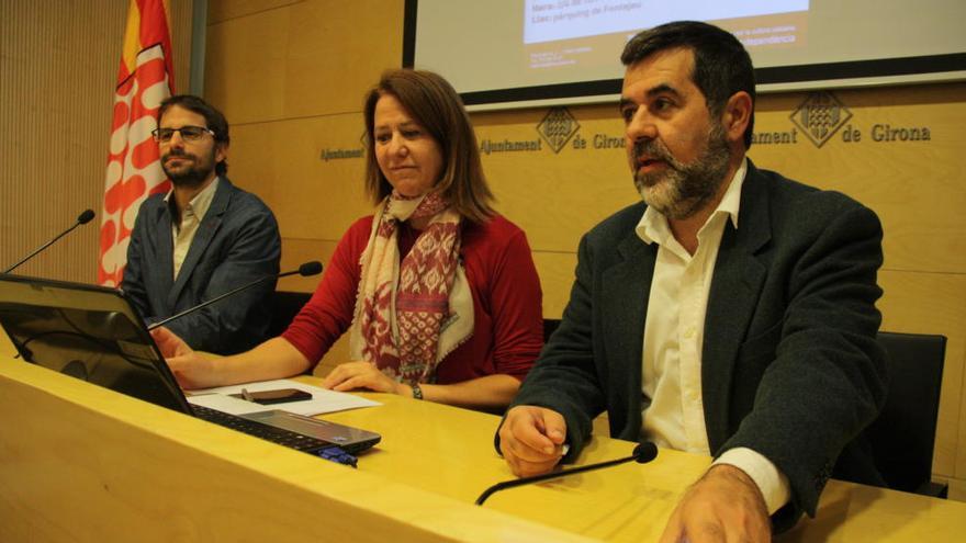 D&#039;esquerra a dreta, el president d&#039;Òmnium Gironès, Sergi Font, l&#039;alcaldessa de Girona i membre de l&#039;AMI, Marta Madrenas, i el president de l&#039;ACN, Jordi Sànche