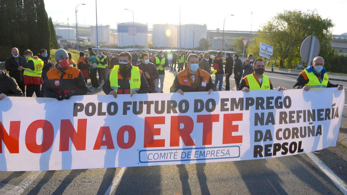 Protesta de trabajadores de la refinería por el ERTE planteado por Repsol