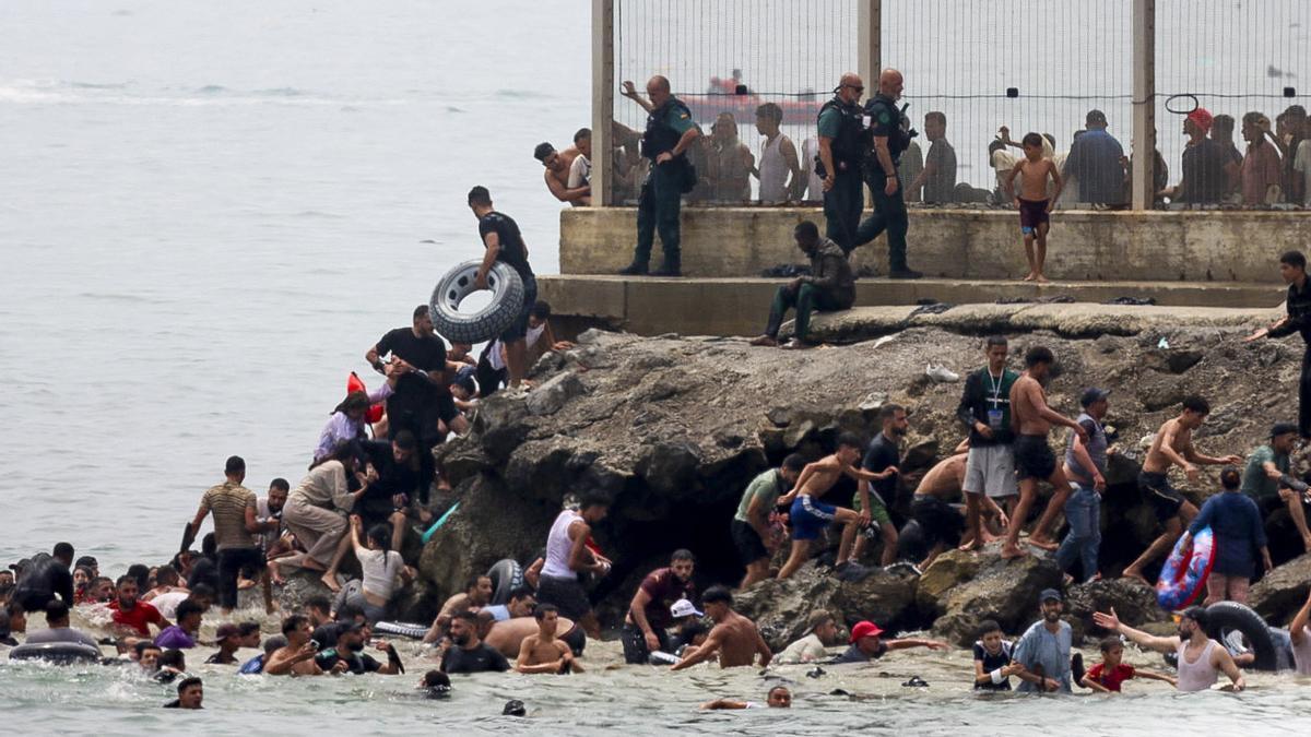 Migrantes que han pasado la frontera y han llegado a Ceuta a nado
