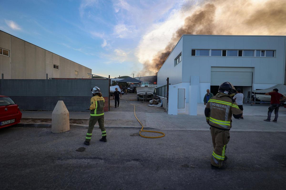 Galería: alarma por un incendio en la Fundació Deixalles de Ibiza Galería: alarma por un incendio en la Fundació Deixalles de Ibiza