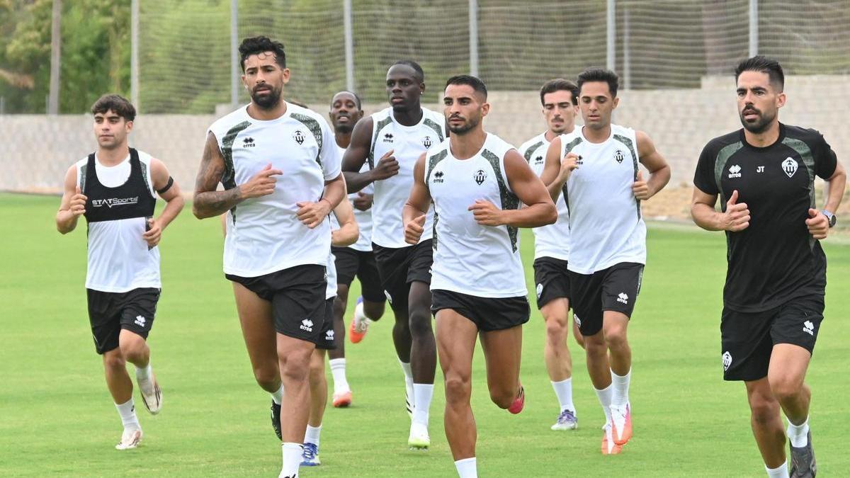 Alberto Jiménez y Jeremy Mellot, que seguirán liderando la defensa albinegra, junto a otros compañeros en un entrenamiento en La Coma.