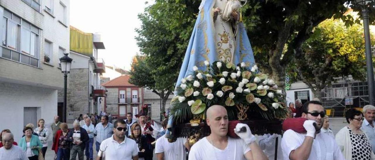 La procesión de la Virxe do Rosario en Vilaxoán. // Noé Parga