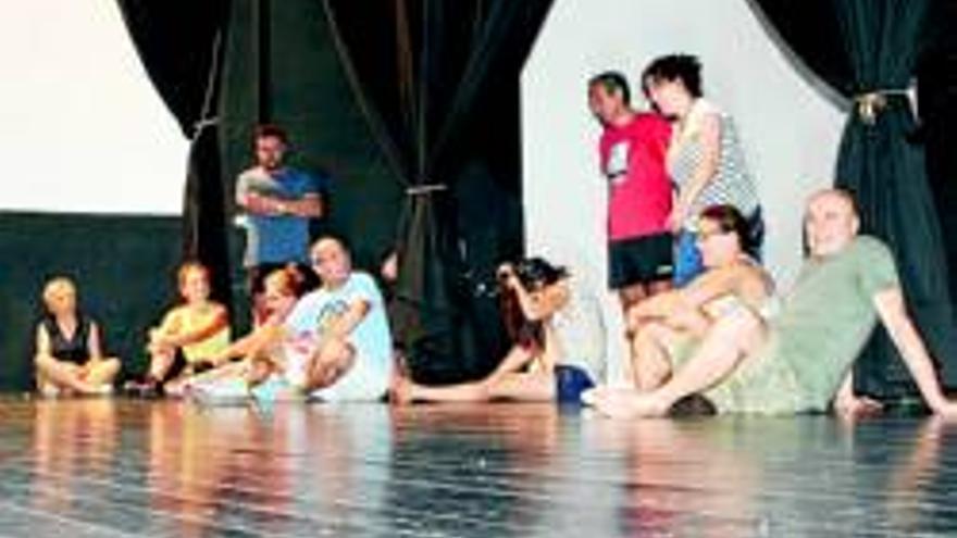 Un taller forma a la población en las técnicas del teatro grecolatino