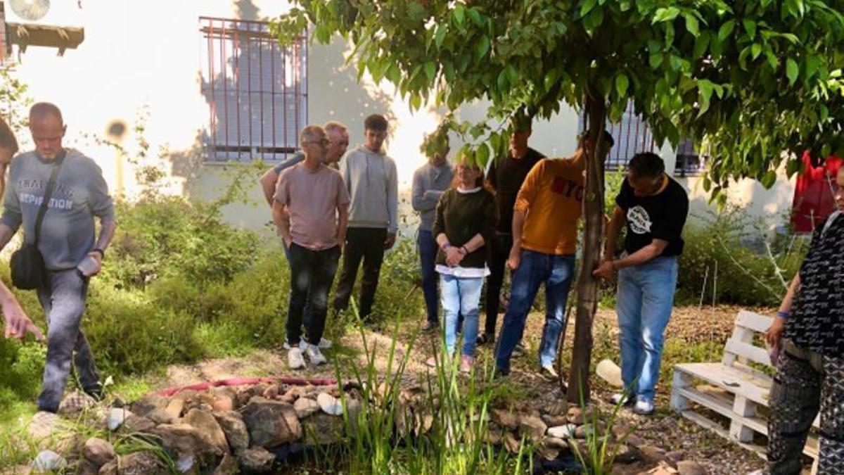 Participantes del proyecto In-habit en un huerto.