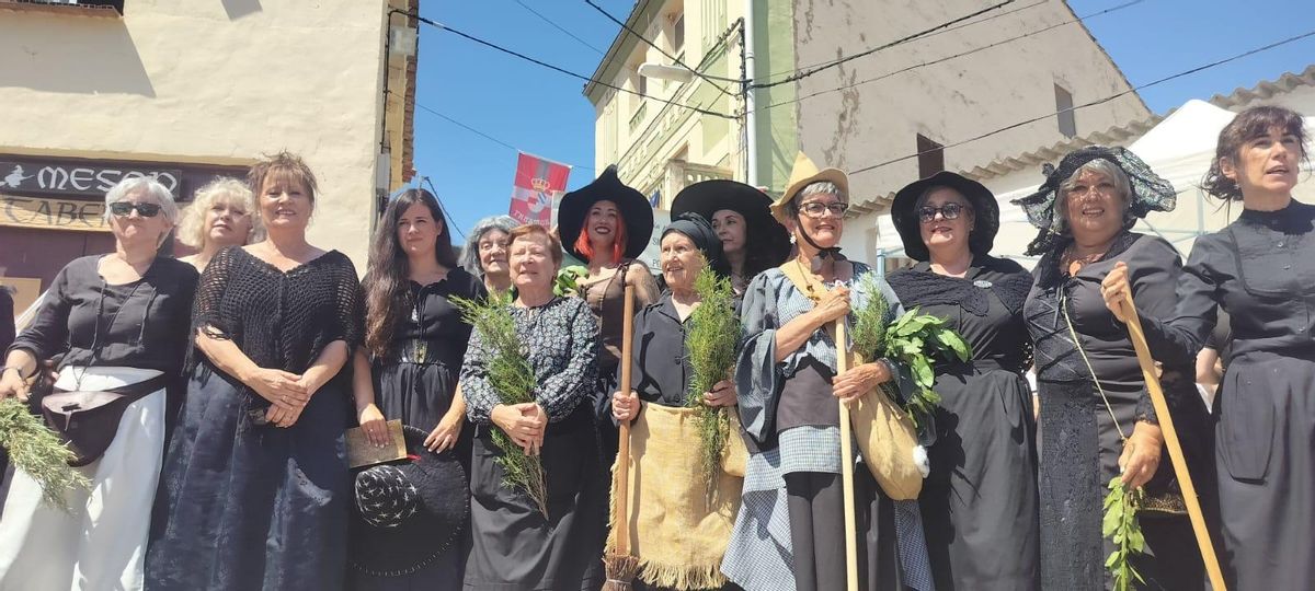 Varias mujeres se disfrazan de bruja para la Feria de Magia, Brujería y Plantas Tradicionales de Trasmoz.