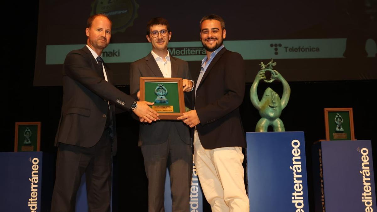 Telefónica, empresa patrocinadora del evento, hace entrega del premio.