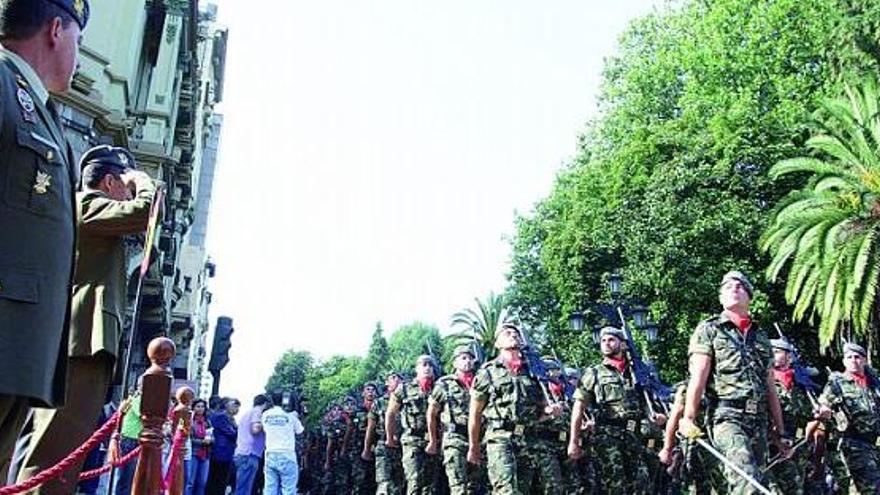 honores militares para el soldado ovetense. Un batallón del Regimiento de Infantería Ligera Aerotransportable «Príncipe» número 3, con la banda de guerra y la escuadra de gastadores, recorrió ayer las calles de Santa Susana, Marqués de Santa Cruz y Uría para rendir homenaje al cabo Noval.