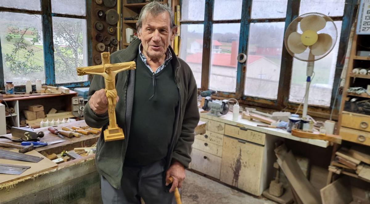 Manuel Senra Rey en su taller con la maqueta de la cruz y el  Cristo que creó para Esteiro /Cedida