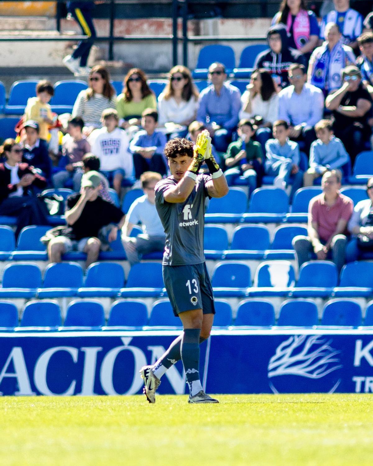 Nando Almódovar saluda al Rico Pérez después de su debut como titular en partido de liga.