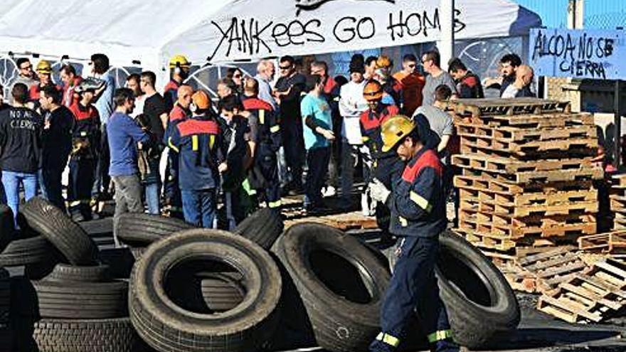 Trabajadores de Alcoa a las puertas de la fábrica de aluminio de A Coruña.