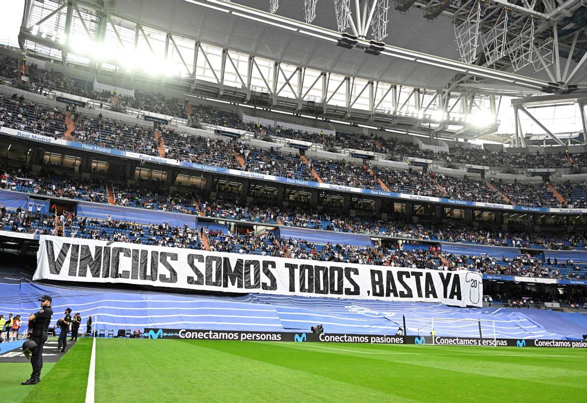 Pancarta de apoyo a Vinicius en el Santiago Bernabéu.