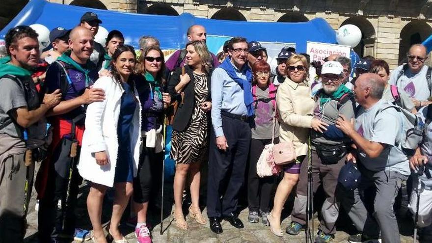 El grupo de peregrinos y afectados de párkinson, con el alcalde de Santiago en el Obradoiro.
