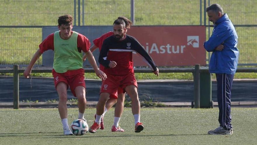 Blas García, siguiendo una acción entre Álvaro y Omar Sampedro en un entrenamiento.