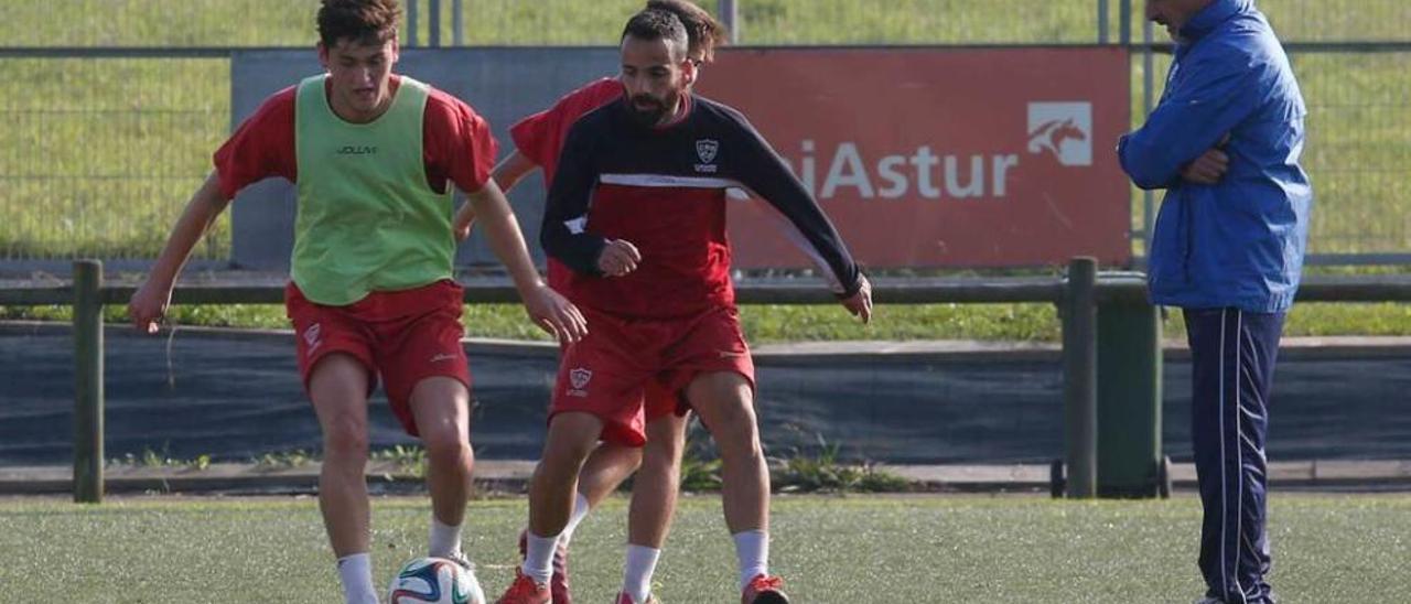 Blas García, siguiendo una acción entre Álvaro y Omar Sampedro en un entrenamiento.