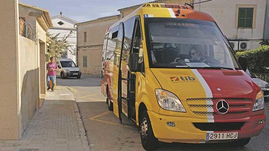 Un autobús del servicio público de transporte realiza una parada en el núcleo de Pòrtol.