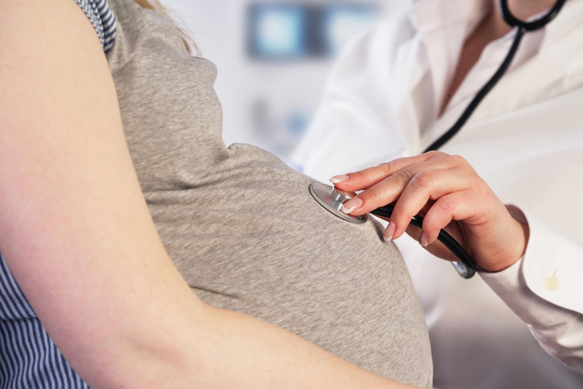 Una sanitaria reconoce a una mujer embarazada