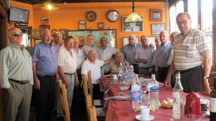 Los nacidos en Quirós en 1936, este año, reunidos en su comida anual.