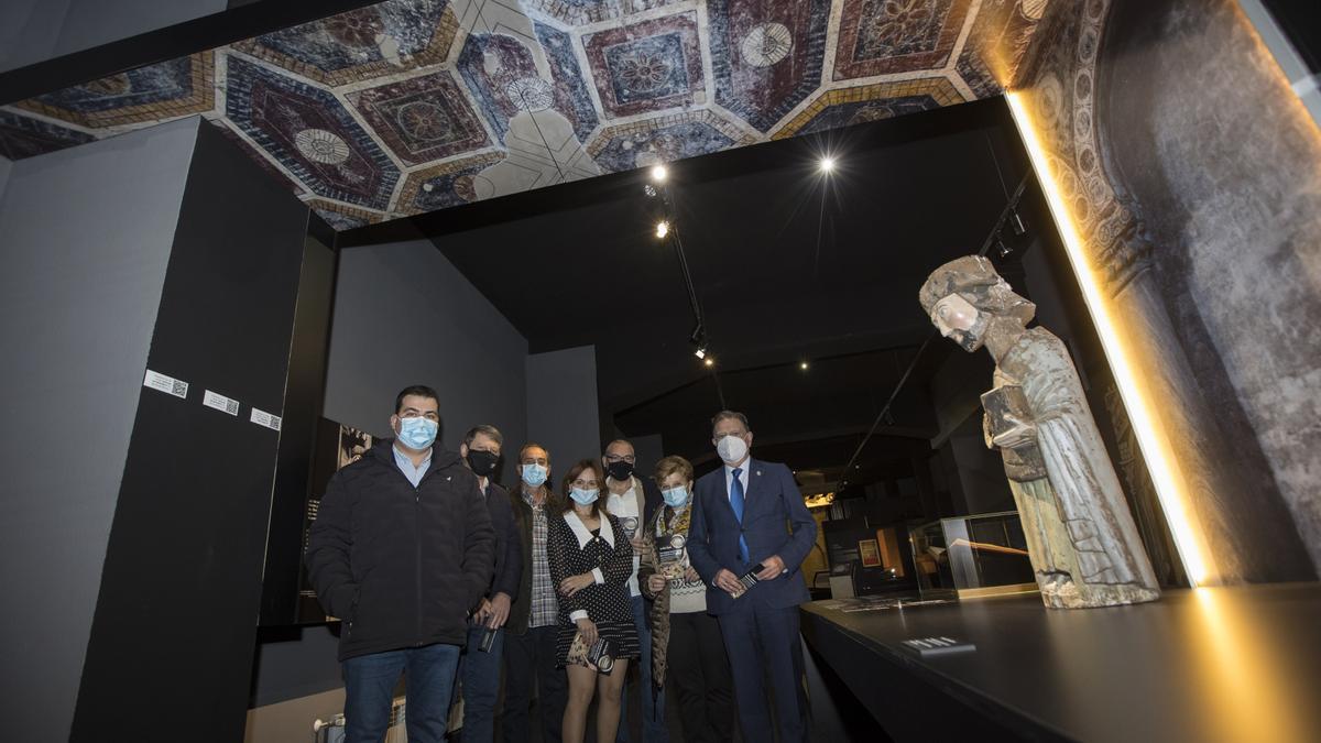 Los alcaldes de los siete concejos por donde pasa el camino de Santiago visitan la exposición de LA NUEVA ESPAÑA