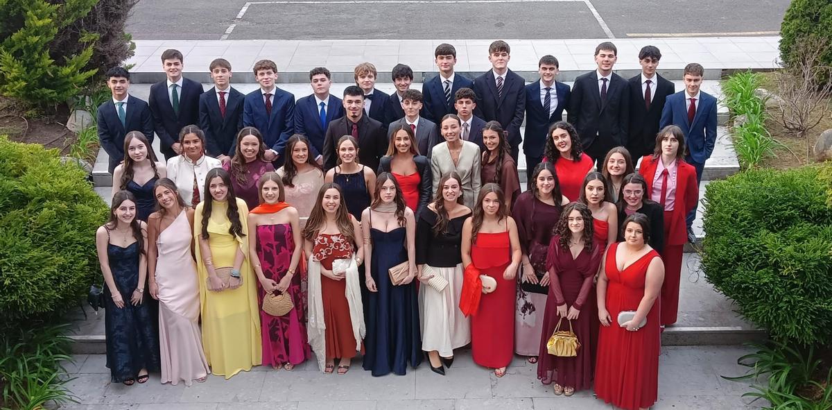 Foto de familia de los estudiantes graduados.