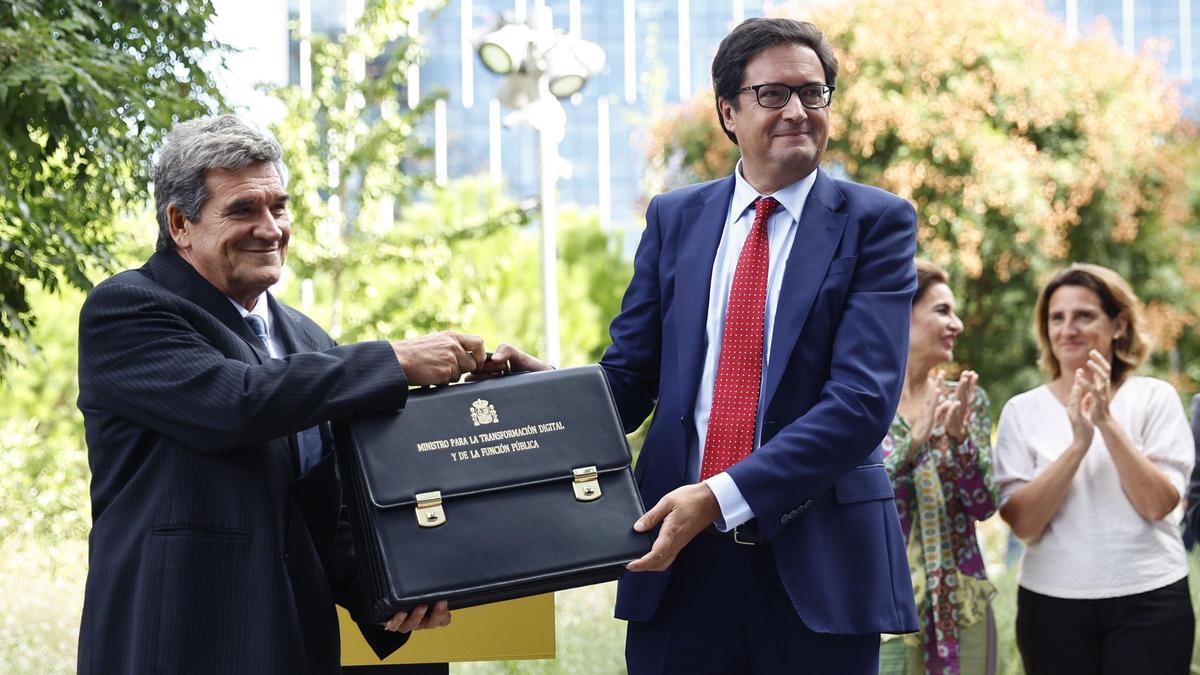 El nuevo ministro para la Transformación Digital y de la Función Pública, Óscar López, recibe su cartera de manos del titular saliente, José Luis Escrivá